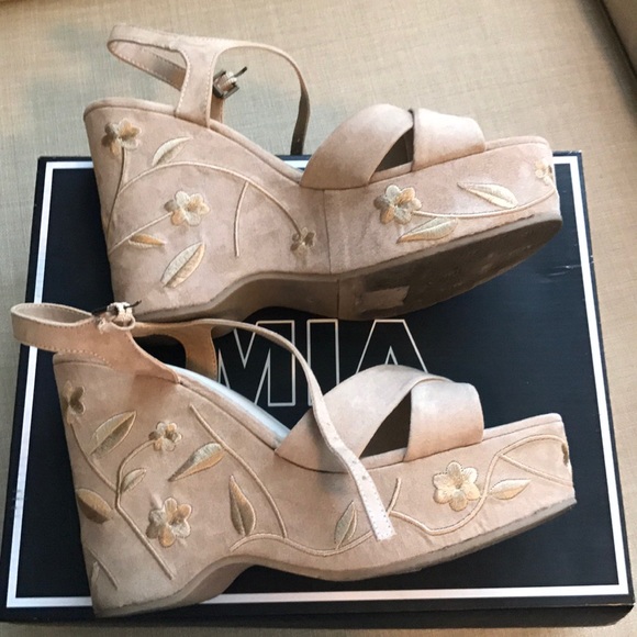 MIA Shoes - Tan wedges